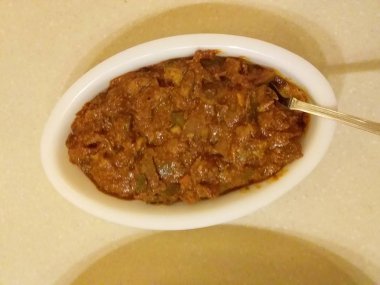 Bir partide mango turşusu ikram etmek.