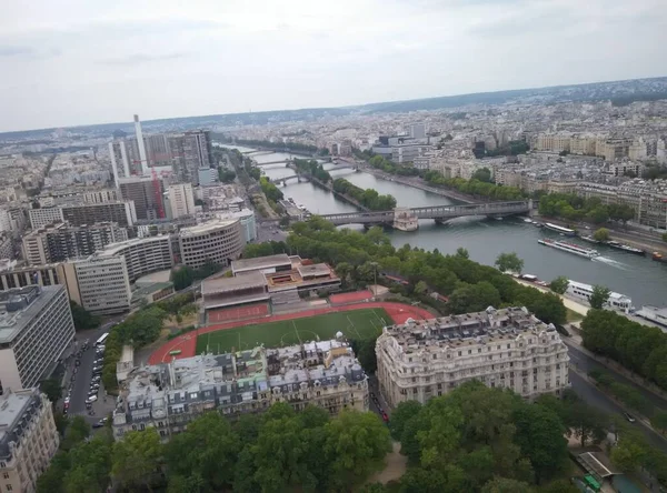 ロンドンの川沿いの景色は — ストック写真