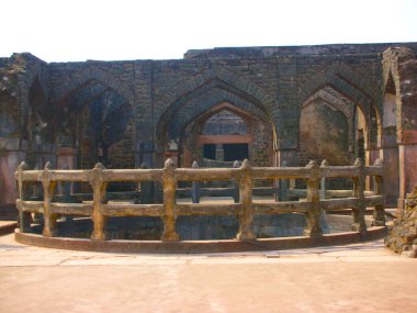 Bir kaledeki sanat manzarası.