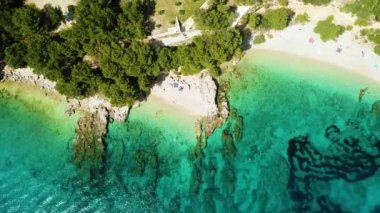 Yüzme ve güneşlenme kumsalda, insanların kamera devirme havadan görünümü