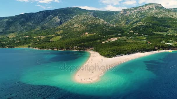 Luchtfoto Van Zlatni Rat Een Zandstrand Het Eiland Brac Kroatië — Stockvideo