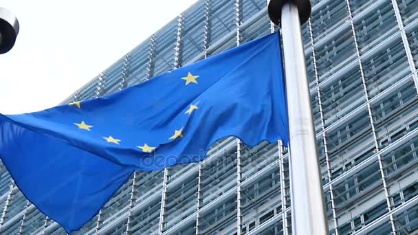 Avrupa Komisyonu Önünde Avrupa Birliği Bayrağını Sallayan Güzel Yavaş Hareket — Stok video