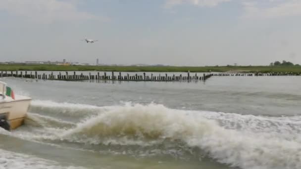 Flugzeug Landet Venedig Vom Wasserspiegel Aus Gesehen — Stockvideo