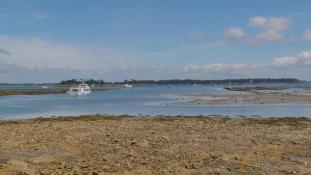 Bateau quittant la rive en Bretagne