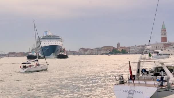 Κρουαζιερόπλοιο Που Διέρχεται Marks Βενετία — Αρχείο Βίντεο