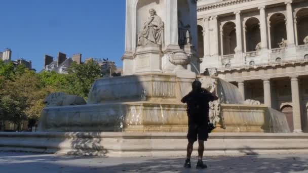 パリのスルピス教会と噴水を撮影した観光客の聖人 — ストック動画