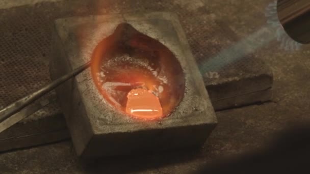 Smeltmetaal Zilver Goud Met Gasbrander — Stockvideo