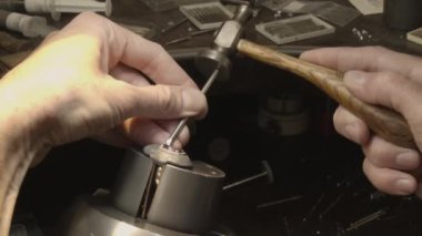 Mücevher işi. Altın Yüzüğün İşlenmesi Küçük Çekiçle