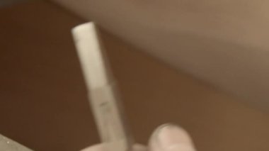 Kuyumcu altın bir yüzük büyüklüğünde kerpetenle, yakın çekim.