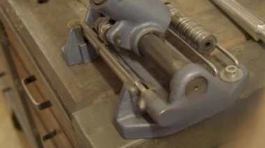 Kuyumcu altın bir yüzük büyüklüğünde.