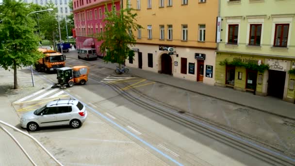 Kehrfahrzeug Und Reinigungsmaschine Fegen Die Straße — Stockvideo