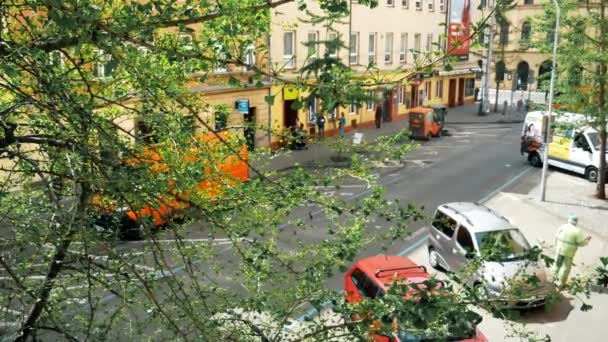 Balayeuse Rue Camion Nettoyage Une Rue Dans Quartier Résidentiel — Video