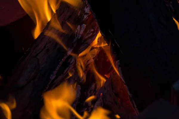 用火花和火把柴烧着 — 图库照片