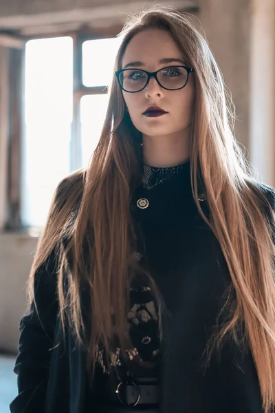Wahnsinnig Schönes Mädchen Mit Brille Einem Verlassenen Gebäude — Stockfoto
