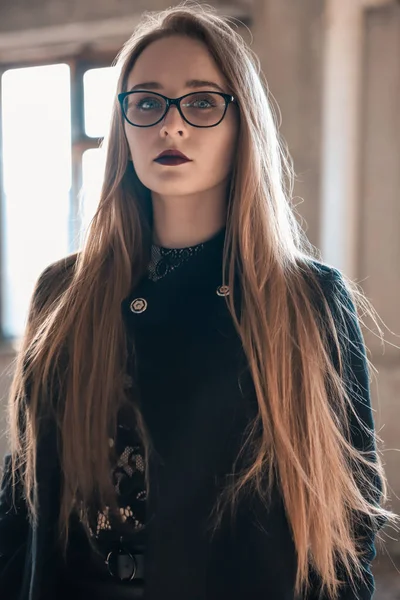 Menina Loucamente Bonita Com Óculos Prédio Abandonado — Fotografia de Stock