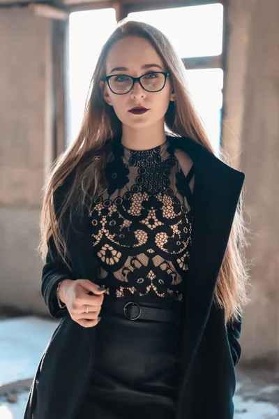 Wahnsinnig Schönes Mädchen Mit Brille Einem Verlassenen Gebäude — Stockfoto