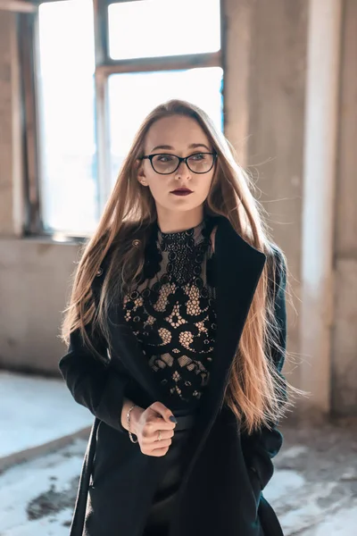 Chica Increíblemente Hermosa Con Gafas Edificio Abandonado —  Fotos de Stock