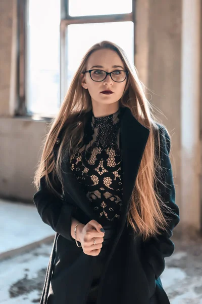 Őrülten Gyönyörű Lány Szemüveggel Egy Elhagyatott Épületben — Stock Fotó