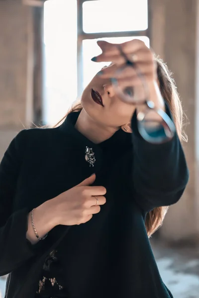 Fille Incroyablement Belle Avec Des Lunettes Dans Bâtiment Abandonné — Photo