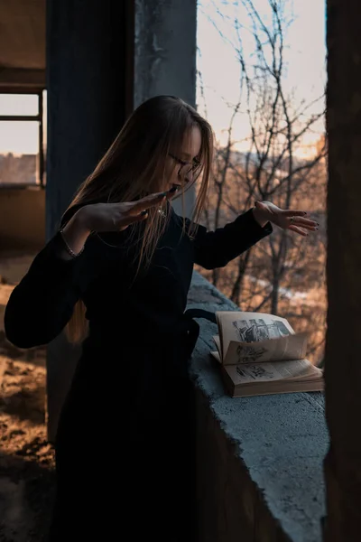 Девушка Колдунья Листает Книгу Заклинаний — стоковое фото