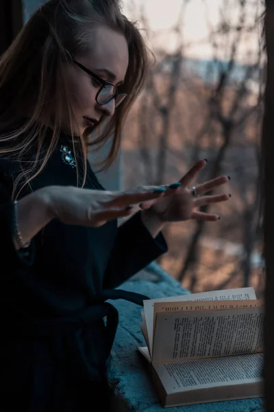 Meisje Tovenares Bladeren Door Een Boek Van Spreuken — Stockfoto