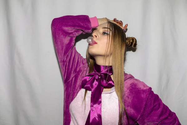 Pembe sakız ve baloncuk üfleyen tatlı kız.