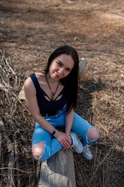 Egy Gyönyörű Lány Egy Farmerben Egy Fekete Pólóban Folyóparton — Stock Fotó