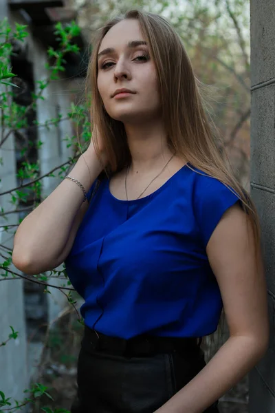 Una Chica Con Pelo Largo Sostiene Cuello Tiernamente Una Blusa —  Fotos de Stock