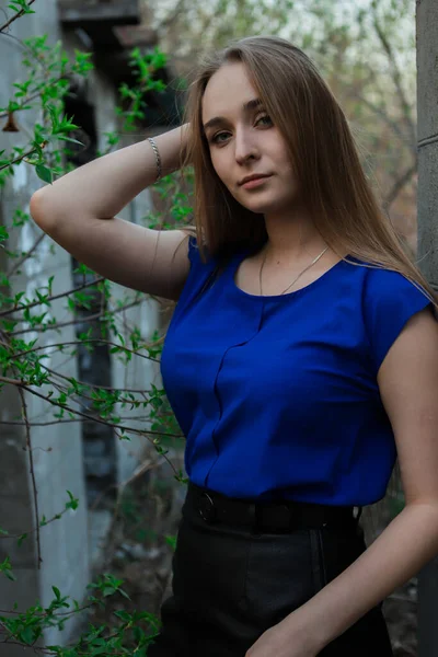 Uma Menina Bonita Uma Blusa Azul Saia Preta Fica Perto — Fotografia de Stock