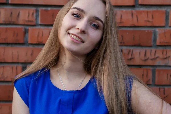 Ein Nettes Mädchen Blauer Bluse Mit Kette Den Hals Mit — Stockfoto