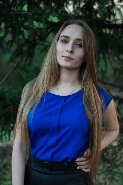 Een Leuk Meisje Met Lang Blond Haar Blauwe Ogen Staat — Stockfoto