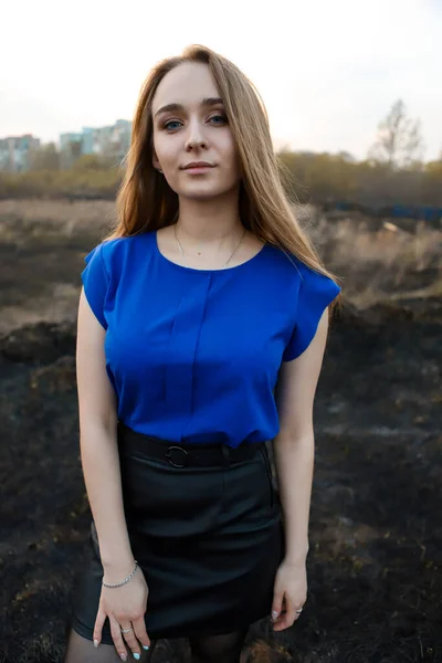 Een Charmante Blonde Met Lang Haar Poseert Een Veld Een — Stockfoto