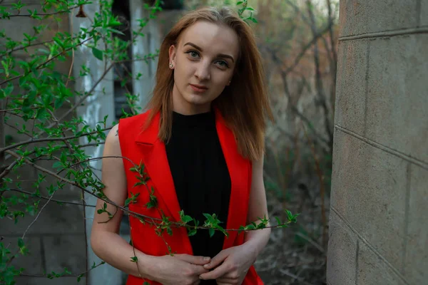 Ein Mädchen Mit Blonden Haaren Roten Anzug Steht Neben Einem — Stockfoto