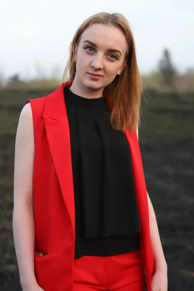 Retrato Uma Jovem Mulher Uma Jaqueta Vermelha Blusa Preta — Fotografia de Stock