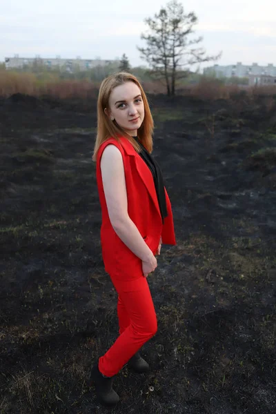 Девушка Красном Костюме Выжженном Поле — стоковое фото