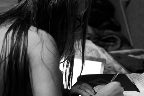 Female Student Learns Remotely Laptop Black White Photo Remote Learning — Stock Photo, Image