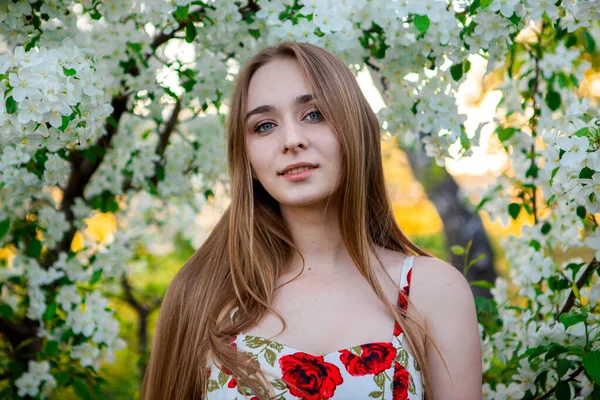 Omsk Russia Maggio 2020 Ragazza Snella Giovane Negli Alberi Mele — Foto Stock