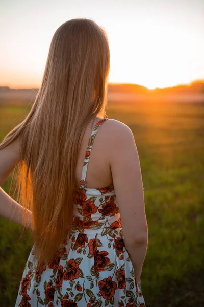 Девушка Длинными Светлыми Волосами Смотрит Горизонт Закате Вид Сзади — стоковое фото