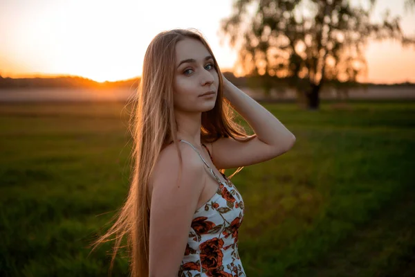 Omsk ロシア 2020年5月9日 森の中の夜のドレスの女の子 魅力的な女性は日没時に自然を楽しんでいます — ストック写真