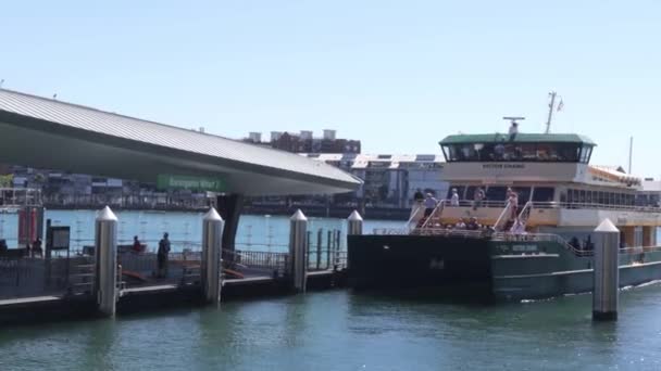 Sydney, Australia - October 19, 2019: Το πλοίο πλησιάζει την προβλήτα στο λιμάνι του Σίδνεϊ στο σύγχρονο νέο χώρο εστίασης και ψυχαγωγίας Barangaroo — Αρχείο Βίντεο