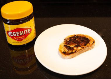 Sydney, Avustralya - 2 Kasım 2019 - Vegemite ve tereyağlı kızartılmış ekmek ve Vegemite kavanozu. Klasik bir Avustralya ikonu.. 