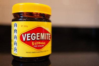 Sydney, Avustralya - 2 Kasım 2019 - Vegemite Jar Vegemite mutfak tezgahında arka planı bulanık. Klasik bir Avustralya ikonu.. 