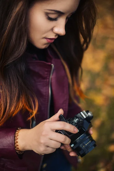 Elinde bir fotoğraf makinesi ile şirin kız