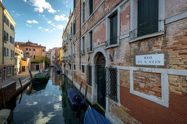 Vista del canal por la mañana al amanecer. Venecia, Italia . — Foto de Stock
