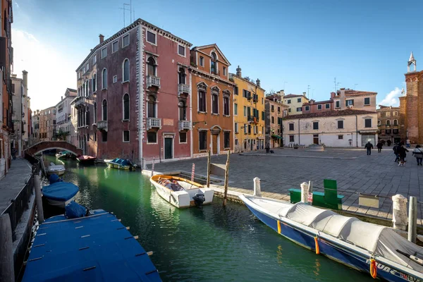 VENECIA NOVIEMBRE, 8: Vista del canal por la mañana al amanecer 8 noviembre, 2016. Venecia, Italia — Foto de Stock