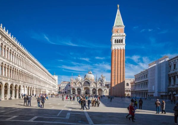 VENECIA, ITALIA - 8 DE NOVIEMBRE DE 2016: Turistas en la Plaza de San Marcos. 8 de noviembre de 2016. Venecia, Venecia, Italia, Europa . — Foto de Stock