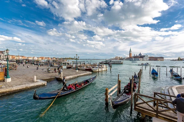 VENECIA, ITALIA - 8 DE NOVIEMBRE DE 2016: Góndolas en la laguna de Venecia. 8 de noviembre de 2016. Italia, Europa . — Foto de Stock