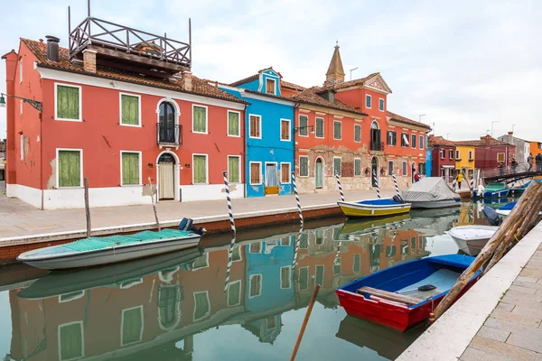 Casas coloridas en burano, venecia, italia — Foto de Stock