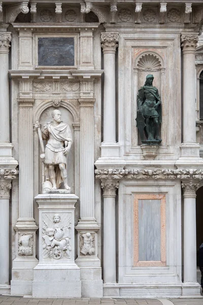 Sculpture and decoration of the courtyard of the Doges Palace — Stock Photo, Image