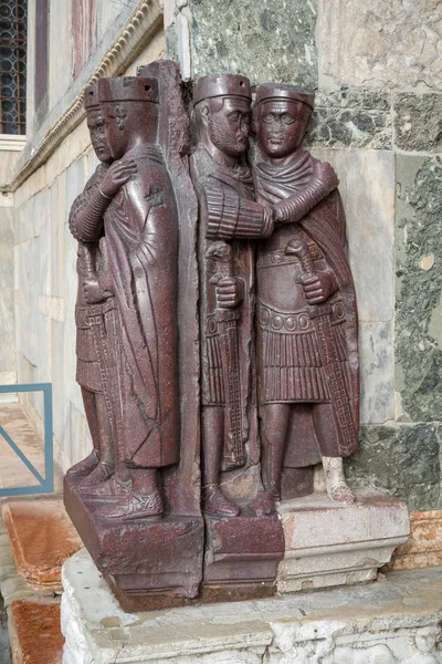 Escultura de cuatro Tetrarcas, emperadores romanos tardíos, en la pared del Palazzo Ducaleon Piazza San Marco — Foto de Stock